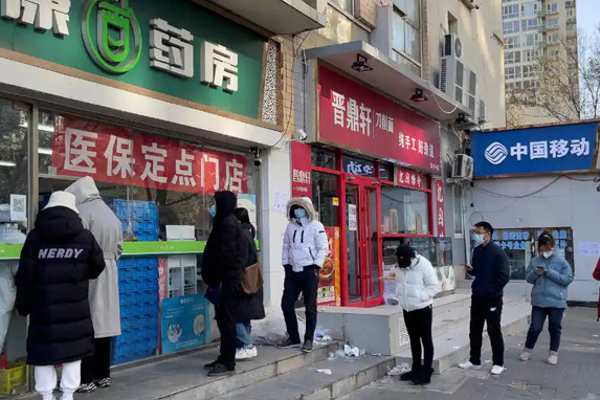 சீனாவில் கொரோனா கட்டுப்பாடுகளால் தவிக்கும் மக்கள்! | People Suffering From Corona Restrictions In China