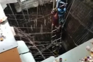 කොන්ක්‍රීට් ලෑල්ලක යාඥාවක් කරමින් සිටිය දී ගැඹුරු ළිඳකට ඇද වැටෙයි - 35ක් ජිවිතක්ෂයට.. (VIDEO)