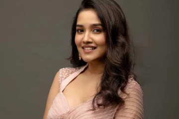 19 வயதில் சேலையில் மயக்கும் லுக்!! தனுஷ் பட நடிகை அனிகாவின் புகைப்படங்கள்..