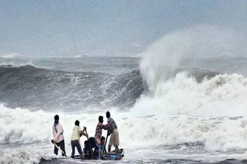 மீன்பிடிக்க கடலுக்குச் சென்ற இரு மீனவர்கள் மாயம்