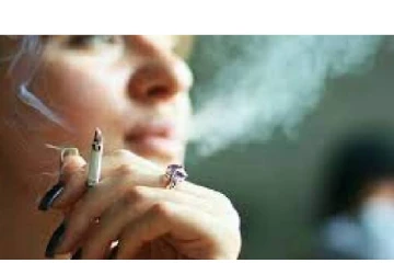 பாராளுமன்றத்தில் நடந்த காரசார விவாதம் .. திடீரென புகைப்பிடித்த பெண் MP-பகீர் சம்பவம்!