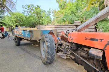 யாழில் மின்கம்பத்துடன் மோதிய உழவு இயந்திரம்