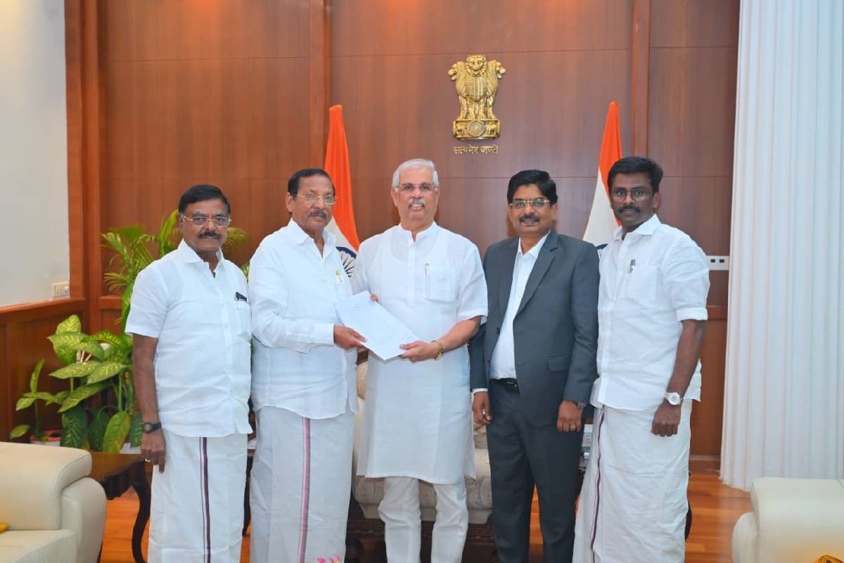 அமைச்சரவை கூட்டத்தில் 2 தனிநபர்கள் - ஆளுநரிடம் முறையிட்ட திமுக, அதிமுக, பாஜக | Dmk Admk Bjp Met Governor Regard John Arokiyasamy அமைச்சரவை கூட்டத்தில் 2 தனிநபர்கள் - ஆளுநரிடம் முறையிட்ட திமுக, அதிமுக, பாஜக | Dmk Admk Bjp Met Governor Regard John Arokiyasamy