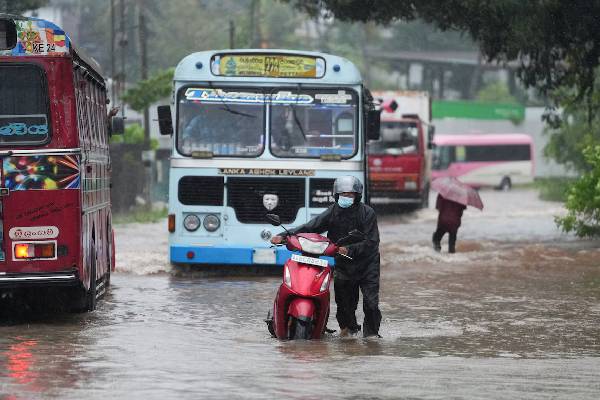 தென்கிழக்கு ஆசியாவை மூழ்கடித்த பெருவெள்ளம்... 180 கடந்த இறப்பு எண்ணிக்கை | Southeast Asia Flood Deaths Cross 180 தென்கிழக்கு ஆசியாவை மூழ்கடித்த பெருவெள்ளம்... 180 கடந்த இறப்பு எண்ணிக்கை | Southeast Asia Flood Deaths Cross 180