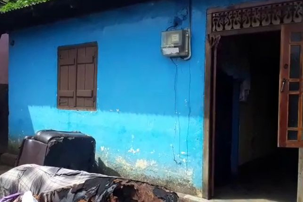 இரவுவேளை திடீர் தீ விபத்து: முற்றாக எரிந்த வீடு! மூவருக்கு நேர்ந்த நிலை | Dayagama Apartment Home Fire Accident Damage