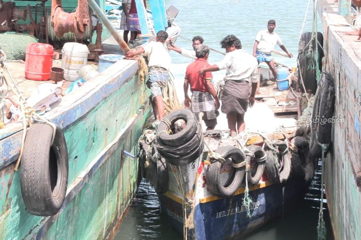 60 நாட்கள் விதிக்கப்பட்ட தடை உத்தரவு - சட்டவிரோதமாக சென்ற 500 கடற்றொழிலாளர்கள் மீது அதிரடி நடவடிக்கை | Tamil Nadu Fishing Boats Banned For 60 Days 60 நாட்கள் விதிக்கப்பட்ட தடை உத்தரவு - சட்டவிரோதமாக சென்ற 500 கடற்றொழிலாளர்கள் மீது அதிரடி நடவடிக்கை | Tamil Nadu Fishing Boats Banned For 60 Days