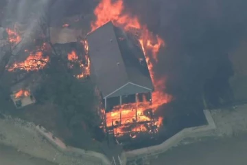 கட்டுக்கடங்காமல் பரவிவரும் காட்டுத்தீ... குடியிருப்புகள் தீக்கிரை