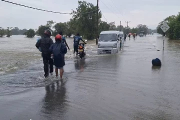 கொட்டித் தீர்க்கும் கனமழை : வெள்ள நீரில் மூழ்கிய வெருகல் : இடம்பெயர்ந்த மக்கள்