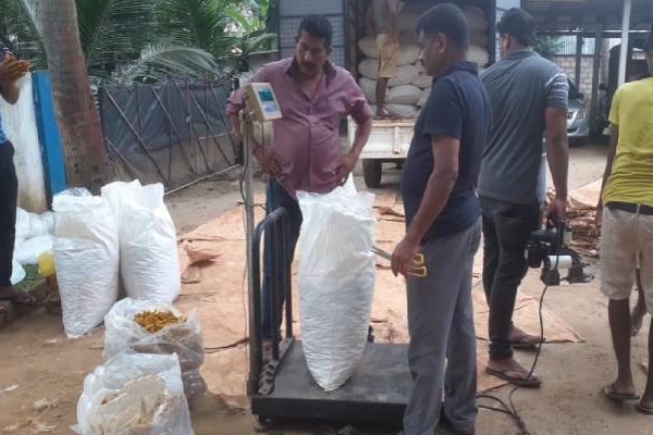 யாழில் மர்ம பொதிகளுடன் இருவரை கைது செய்த பொலிஸார்! | Two People Arrested With Yellow Packets In Jaffna