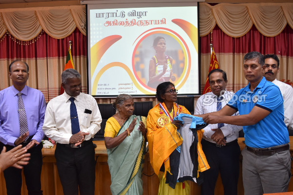 இலங்கைக்கு பெருமை சேர்த்த மூதாட்டிக்கு முல்லைத்தீவு மாவட்டச் செயலகத்தால் கௌரவிப்பு (Photos) | Tribute To The Old Woman Who Won Gold Medal