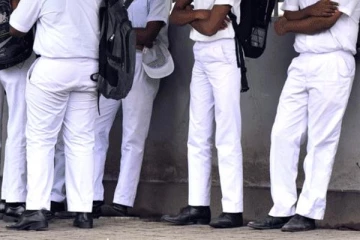 சிறுவர் தினத்தை கொண்டாட மதுபானத்துடன் வந்த மாணவர்கள்