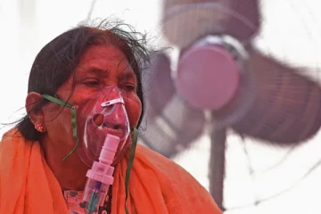 கொரோனா தடுப்பூசிகளால் அதற்கு பலனேதும் இல்லை: நோபல் பரிசு வென்றவர்கள் எச்சரிக்கை