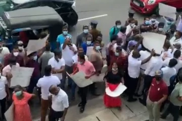 கொழும்பில் மஹிந்த அணியினர் தாக்குதல் (Video)