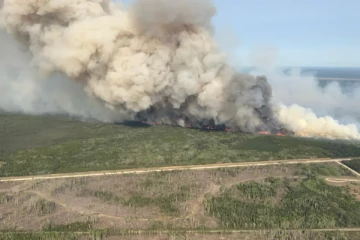 கனடாவில் பற்றியெரியும் காட்டுத்தீ: 25,000க்கும் அதிகமானோர் வெளியேற்றம்