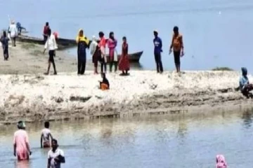 கோவிட் தடுப்பூசிக்கு பயந்து ஆற்றில் குதித்த மக்கள்!