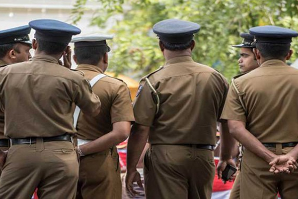 யாழில் பொலிஸார் எனக் கூறி வீட்டினுள் நுழைந்த கொள்ளையர்கள்! | Robbers Entered The House Claiming Police In Yali