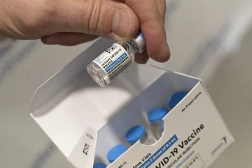 ஜான்சன் அண்ட் ஜான்சன் தடுப்பூசி பெற்றுக்கொண்ட அமெரிக்க பெண் உயிரிழப்பு: உயிரிழந்தவர்களின் எண்ணிக்கை 10 ஆனது