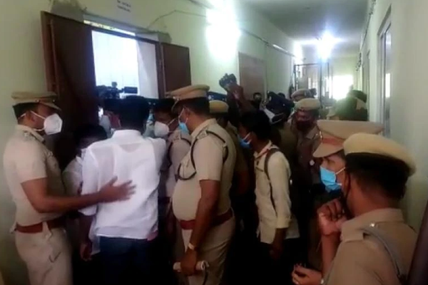 வாக்கு எண்ணும் அறையில் அதிமுக– அமமுகவினர் இடையே அடிதடி | Politics