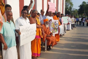 வெடுக்குநாறிமலை விவகாரம்: காவல்துறையினரின் அராஜகத்தை கண்டித்து யாழில் போராட்டம்!