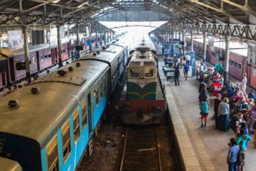 අද සහ හෙට දිනවල විශේෂ දුම්රිය කිහිපයක් ධාවනයට එක් කෙරේ