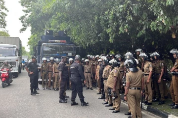 அரச ஊழியர்களின் சம்பள அதிகரிப்பு! நாடாளுமன்ற வீதியில் பாரிய ஆர்ப்பாட்டம் - பலப்படுத்தப்பட்டுள்ள பாதுகாப்பு (Video)