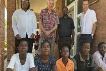 8000 கி.மீ பறந்து சென்று நெகிழ்ச்சியான செயலை செய்யும் பிரித்தானிய மருத்துவர்கள்!