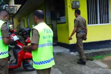 මෙරට බැංකුවක් කොල්ල කයි..