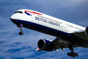 பறக்கும் விமானத்தின் கழிவறையில் உடை இல்லாமல் மீட்கப்பட்ட பிரிட்டிஷ் ஏர்வேஸ் ஊழியர்