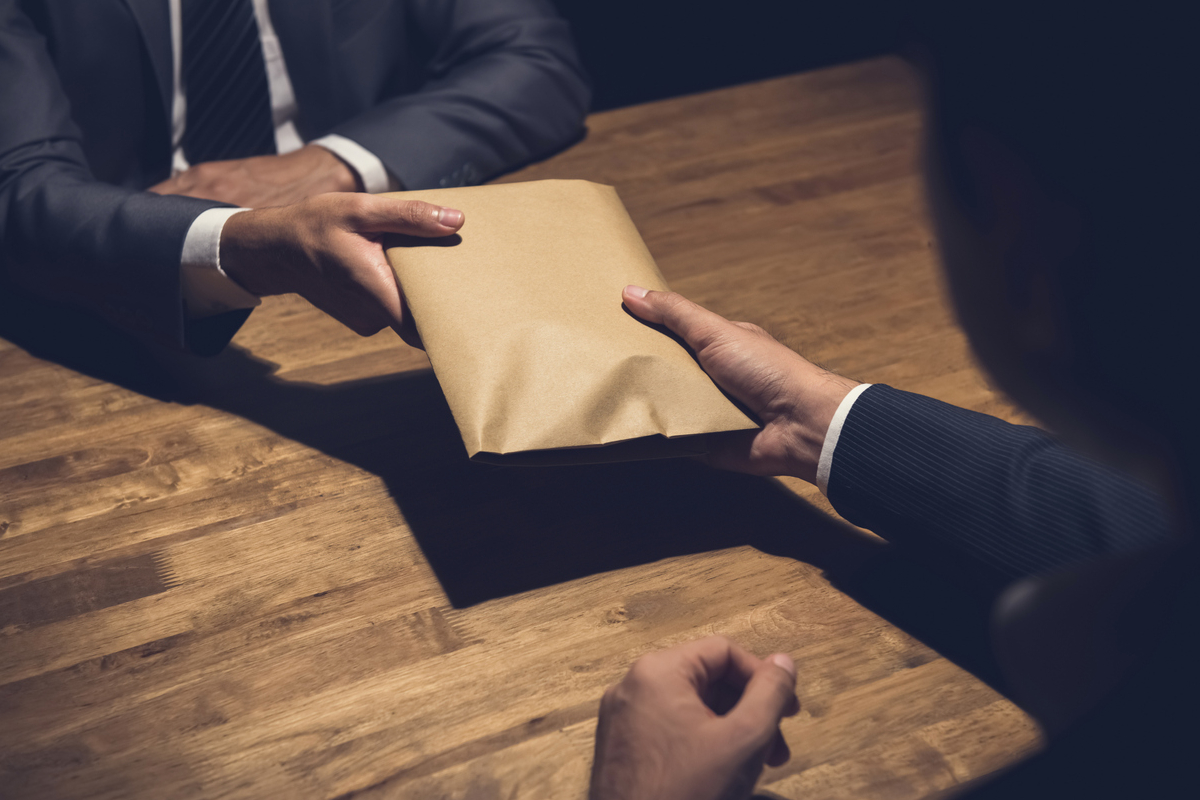 20 இலட்சம் ரூபாய் லஞ்சம் பெற்ற இருவர் அதிரடியாக கைது | 2 Arrested Accepting A Bribe Of 20 Lakh