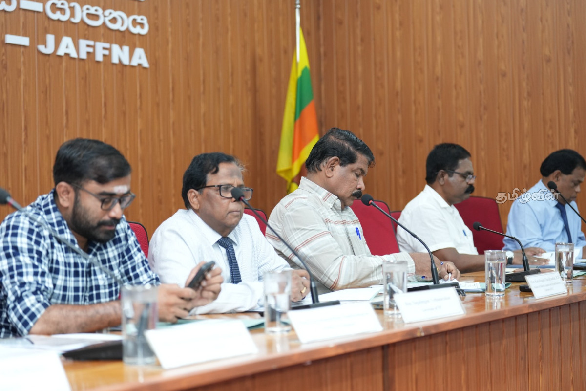 யாழ். பழைய பூங்கா விளையாட்டரங்கு விவகாரம்: மாவட்ட ஒருங்கிணைப்புக் கூட்டத்தில் ஆளுங்கட்சிக்குள் வெடித்த மோதல் | Jaffna District Coordination Meeting யாழ். பழைய பூங்கா விளையாட்டரங்கு விவகாரம்: மாவட்ட ஒருங்கிணைப்புக் கூட்டத்தில் ஆளுங்கட்சிக்குள் வெடித்த மோதல் | Jaffna District Coordination Meeting