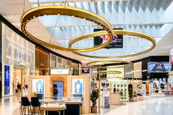 தங்க துப்பாக்கியுடன் விமான நிலையத்தில் கைதான அமெரிக்க பெண்! | American Woman Arrested Airport With A Golden Gun