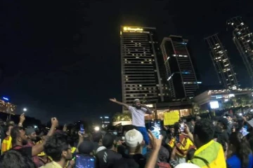 இலங்கையில் நள்ளிரவிலும் போராடும் மக்கள்