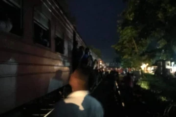 யாழில் இருந்து 700 பயணிகளுடன் வந்த புகையிரதம் பாதிவழியில் இடைநிறுத்தம்!