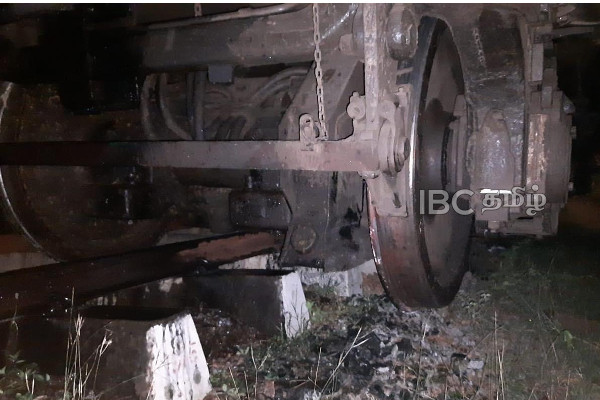 கொழும்பு நோக்கி பயணித்த இரவு நேர புகையிரதம் தடம்புரள்வு | Train Accident Today Colombo Trinco