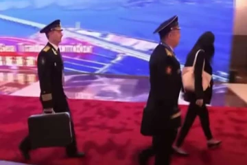 පුටින්ගේ බිහිසුණු මල්ල මුල්වරට එළියට - අතිශය දුර්ලභ දසුන කැමරාවට හසුවෙයි - (VIDEO)