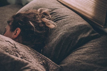 மறந்தும் கூட இந்த பொருட்களை தலையணைக்கு அருகில் வைக்காதீங்க