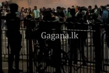 තරුණියකගේ නිරුවත් ඡායාරූප ලීක් කළ තරුණයාට 500 දෙනෙක් එක්ව දුන් දඬුවම. - විසුරුවා හැරීමට පොලීසියෙන් වෙඩි.