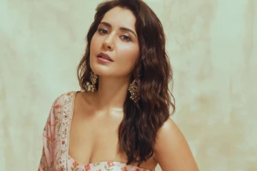 தாராள கவர்ச்சி உடையில் ராசி கண்ணா போட்டோஷூட்