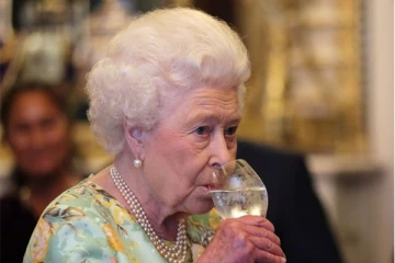 மகாராணியாரின் உணவில் கிடந்த பூச்சி: அவர் எப்படி ரியாக்ட் செய்தாராம் தெரியுமா?