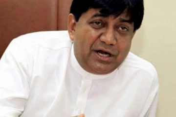 "මහින්ද කියන්නේ ඕනේම වේලාවක තනතුරු අතහරින්න කැමති මිනිහෙක්.. එතුමාට මේ අගමැතිකම ලොකු නෑ..." - අගමැතිකම ඩලස්ට ද..? ප්රබලයෙක්ගෙන් ඇසෙන කතාවක්..