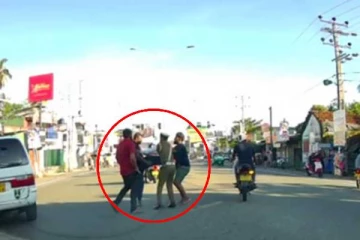 நடுவீதியில் பொலிஸ் அதிகாரி முன்னிலையில் வான் சாரதியை தாக்கிய பேருந்து சாரதிக்கு நேர்ந்த கதி!