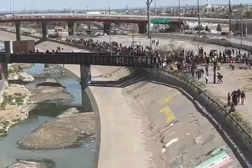 குடியேற்றவாசிகள் அமெரிக்காவுக்குள் நுழைய முற்பட்டதால் ஏற்பட்ட பரபரப்பு!