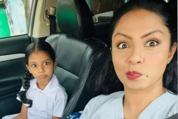 ශලනි විදියටම ඉරියව් වෙනස් කරන පුංචි කෙල්ල...සමාජ මාධ්ය උණුසුම් කළ ඡායාරූප පෙළ මෙන්න.(PHOTOS)