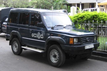 පොලිස් කැබිරථයකට දෙවුන්දර දි පහරදිමක්...