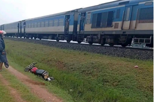 யாழில் இளைஞனின் உயிரை பறித்த சொகுசு புகையிரதம் ; புறக்கணிக்கப்பட்ட மக்களின் கோரிக்கை | Luxury Train Kills Jaffna Youth Public Demands யாழில் இளைஞனின் உயிரை பறித்த சொகுசு புகையிரதம் ; புறக்கணிக்கப்பட்ட மக்களின் கோரிக்கை | Luxury Train Kills Jaffna Youth Public Demands