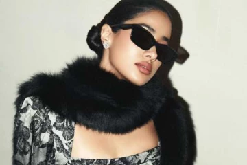 மாடர்ன் லுக்கில் பாலிவுட்டை அதிர வைக்கும் ஜான்வி கபூர்!! புகைப்படங்கள்..