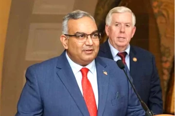 அமெரிக்க வரலாற்றில் முதல் முறையாக இந்திய வம்சாவளியைச் சேர்ந்தவர் பொருளாளராக நியமனம்