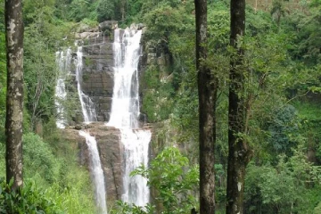 இறம்பொடை நீர்வீழ்ச்சியில் குளிக்கச்சென்ற மூவர் மாயம்