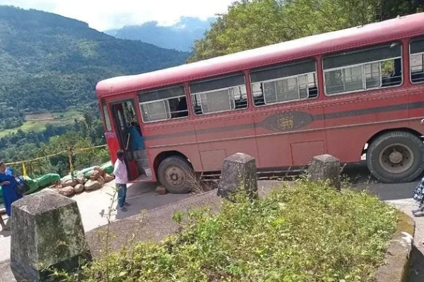 சாரதியின் செயல்பாட்டால் தவிர்க்கப்பட்ட பாரிய விபத்து; உயிர்பிழைத்த 40 பயணிகள் | Major Accident Was Averted Due Ctb Driver Actions