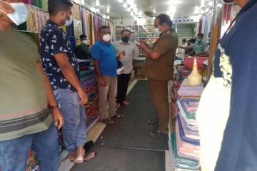 வவுனியாவில் வங்கி உட்பட பல இடங்களில் சுகாதார அதிகாரிகள் திடீர் சோதனை